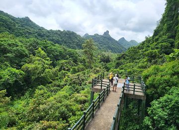 vietnam/cat-ba-island/landmark/trung-trang-cave