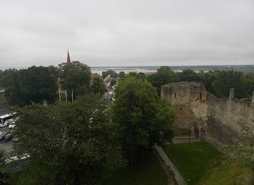 estonia/haapsalu/landmark/haapsalu-piiskopilinnuse-parkla