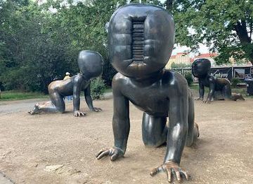 czechia/prague/landmark/crawling-babies