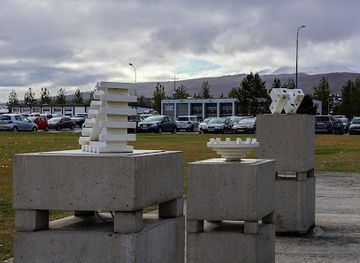 iceland/akureyri-area/landmark/mitt-a-milli-nalagoar-og-endalausrar-fjarlagoar