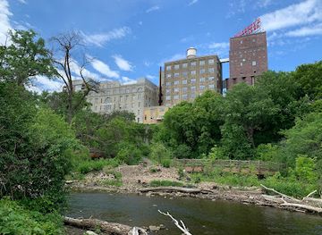 minnesota/minneapolis/landmark/father-hennepin-bluff-park