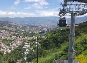colombia/medellin/landmark/tourguides-medellin