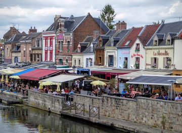 france/picardy/landmark/les-hortillonnages-visites-guidees-en-barque-a-cornet-traditionnelle