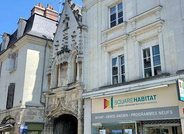 france/tours/place-plumereau/landmark/portail-de-l-hotel-des-tresoriers-de-saint-martin