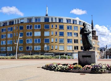 netherlands/the-hague/statenkwartier/landmark/fisherman-s-wife-of-scheveningen