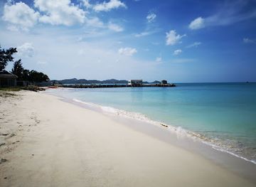 antigua-and-barbuda/dickenson-bay/landmark/casa-roots-beach-food-drinks