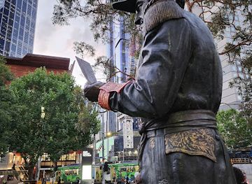 australia/melbourne/landmark/charles-la-trobe-statue