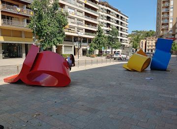 spain/girona/eixample/landmark/esculturas-sin-nombre-plaza-de-pompeu-fabra