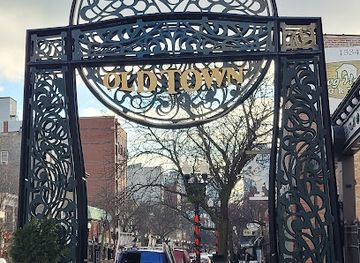 illinois/chicagoland/landmark/old-town-sign-chicago