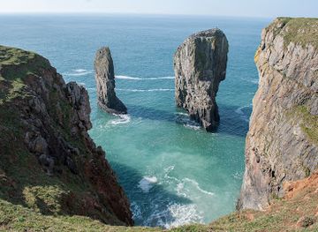 united-kingdom/pembrokeshire/attraction/elegug-stacks-2
