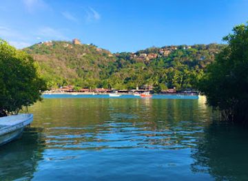 mexico/ixtapa-zihuatanejo/landmark/playa-las-gatas