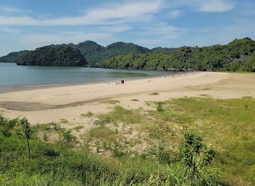 vietnam/cat-ba-island/landmark/bai-tam-tung-thu-tung-thu-beach