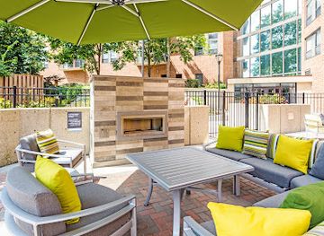 illinois/arlington-heights/landmark/hancock-square-at-arlington-station