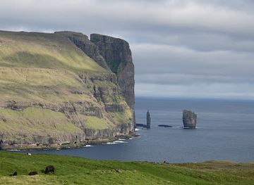faroe-islands/norooyar/landmark/risin-og-kellingin-viewpoint