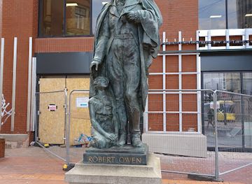 united-kingdom/manchester/landmark/robert-owen-statue
