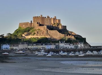 jersey/st-catherine-s-breakwater/landmark/mont-orgueil-castle