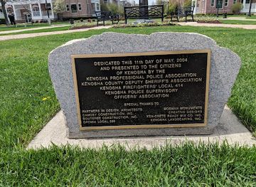 wisconsin/kenosha/landmark/memorial-to-fallen-heroes