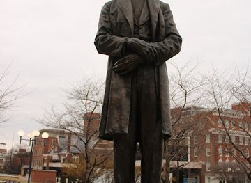 ohio/cincinnati/landmark/statue-of-abraham-lincoln-at-lytle-park