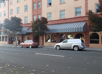 oregon/klamath-falls/landmark/roosters-steak-chop-house