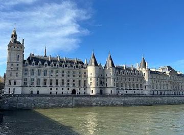 france/paris/landmark/tour-de-l-horloge-du-palais-de-la-cite