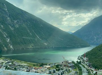 norway/jotunheimen-national-park/landmark/ovstetunsfossen