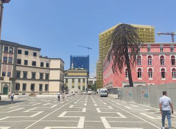 albania/toskeria/landmark/bujar-lako-square