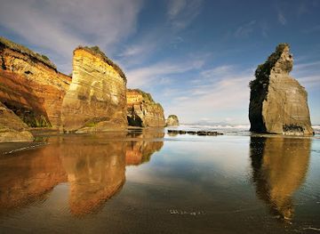 new-zealand/west-coast/landmark/three-sisters-and-the-elephant-rock