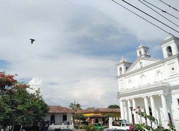 el-salvador/suchitoto/landmark/donde-charlie