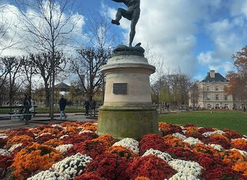 france/paris/landmark/faune-dansant