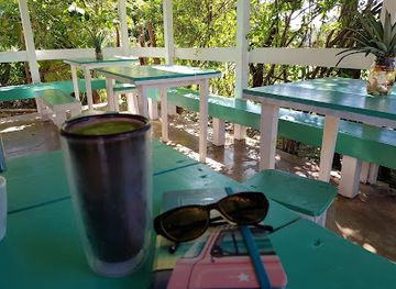 jamaica/treasure-beach/landmark/hold-a-vibz-cafe