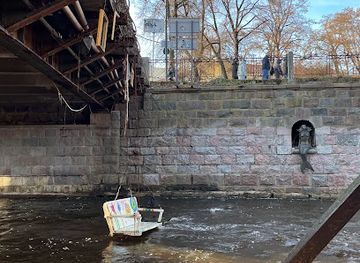 lithuania/vilnius-region/landmark/uzupis-bridge-swing