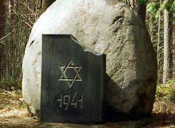 latvia/teici-nature-reserve/landmark/livani-municipality-the-steki-pine-forest-memorial-site-of-1941-jewish-victims-latvia