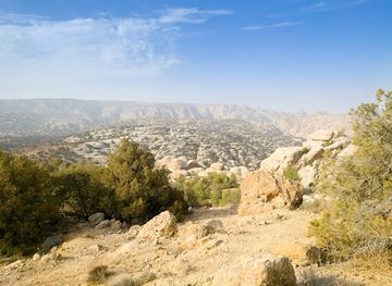 jordan/dana-village/landmark/sheq-al-reesh-trail