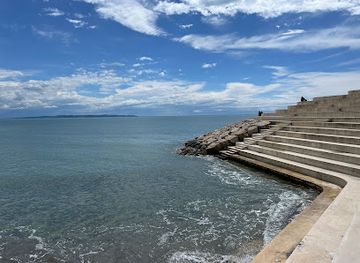 albania/patos/landmark/sfinksi