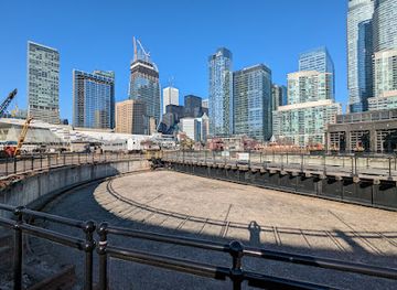 canada/toronto/entertainment-district/landmark/roundhouse-park