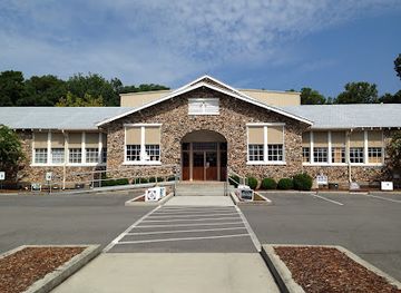 alabama/lake-guntersville/landmark/whole-backstage-theatre