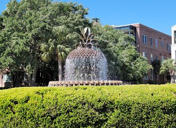 south-carolina/lowcountry/landmark/pineapple-fountain