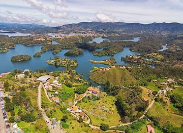 colombia/guatape/landmark/punto-de-encuentro-guatape