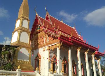 thailand/western-thailand/landmark/red-lotus-lake-kumphawapi