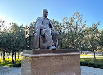 uzbekistan/tashkent/chilanzar/landmark/statue-of-abdulla-qahhor