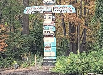 canada/winnipeg/landmark/the-totem-pole-at-st-vital-park