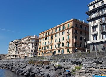 italy/campania/landmark/statua-di-umberto-i