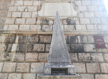 montenegro/bay-of-kotor/landmark/the-obelisk-in-front-of-clock-tower