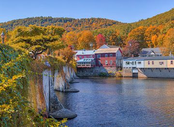 massachusetts/berkshires/landmark/bridge-of-flowers