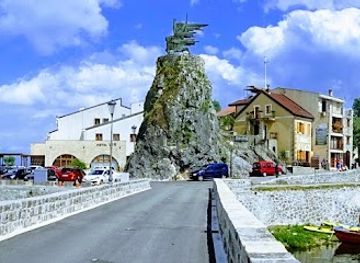 montenegro/lake-skadar/landmark/boat-golden-frog