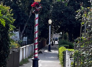 california/long-beach/landmark/n-toledo-walk-historic-lampposts
