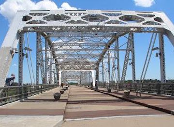 north-carolina/hendersonville/landmark/the-john-seigenthaler-pedestrian-bridge