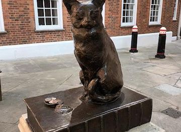 united-kingdom/windsor/landmark/hodge-the-cat-statue