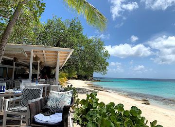 saint-vincent-and-the-grenadines/mustique/landmark/cotton-house-beach-bar