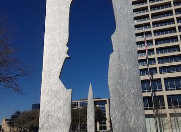 texas/fort-worth/downtown-fort-worth/landmark/man-with-a-briefcase